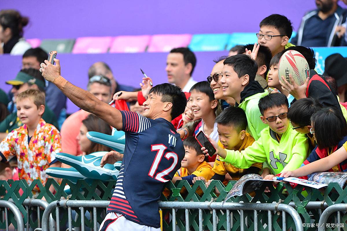 PG电子官网入口-足球比赛缤纷多彩，观众沉浸其中