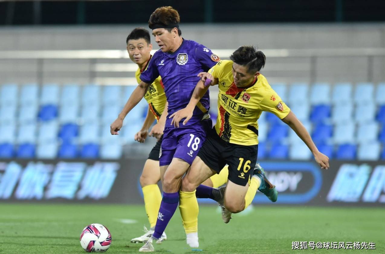 广西队与黑龙江队在赛场上交手，剑拔弩张