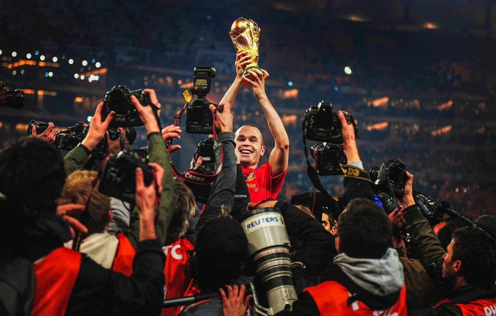 柏林联盟球员庆祝进球后表现出色