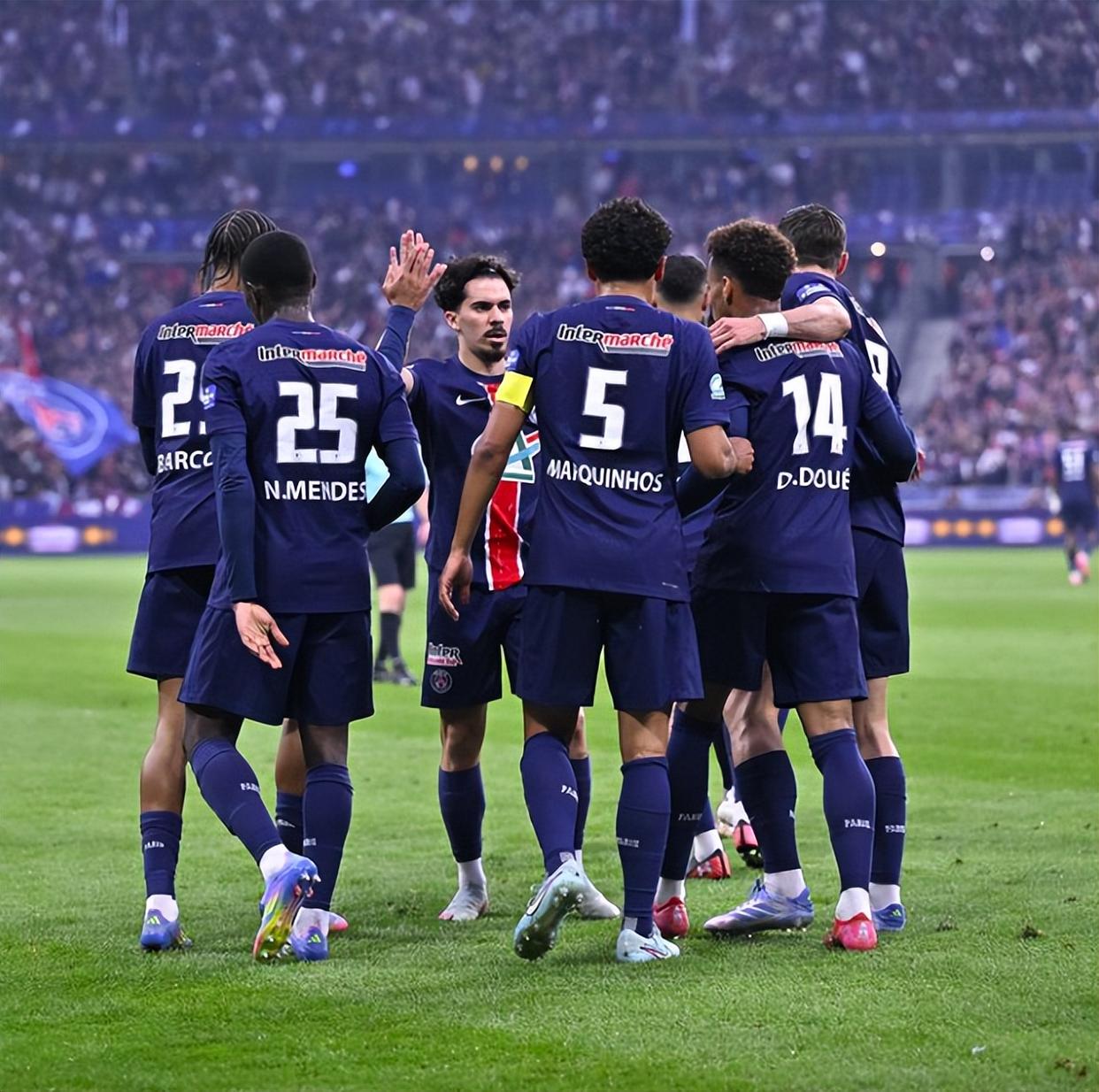 法国劲旅巴黎圣日耳曼完胜对手