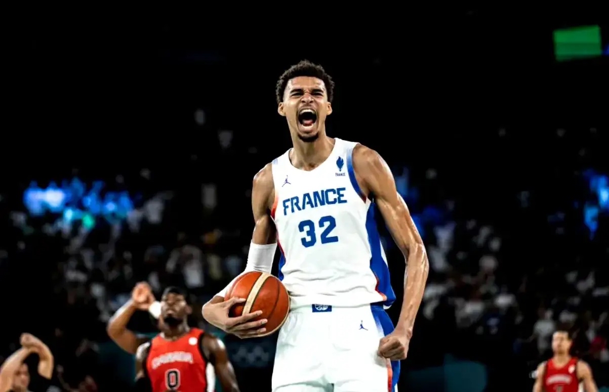 PG游戏APP-法国男篮险胜凯尔特人B队，凯尔·库兹马惊艳世界的简单介绍