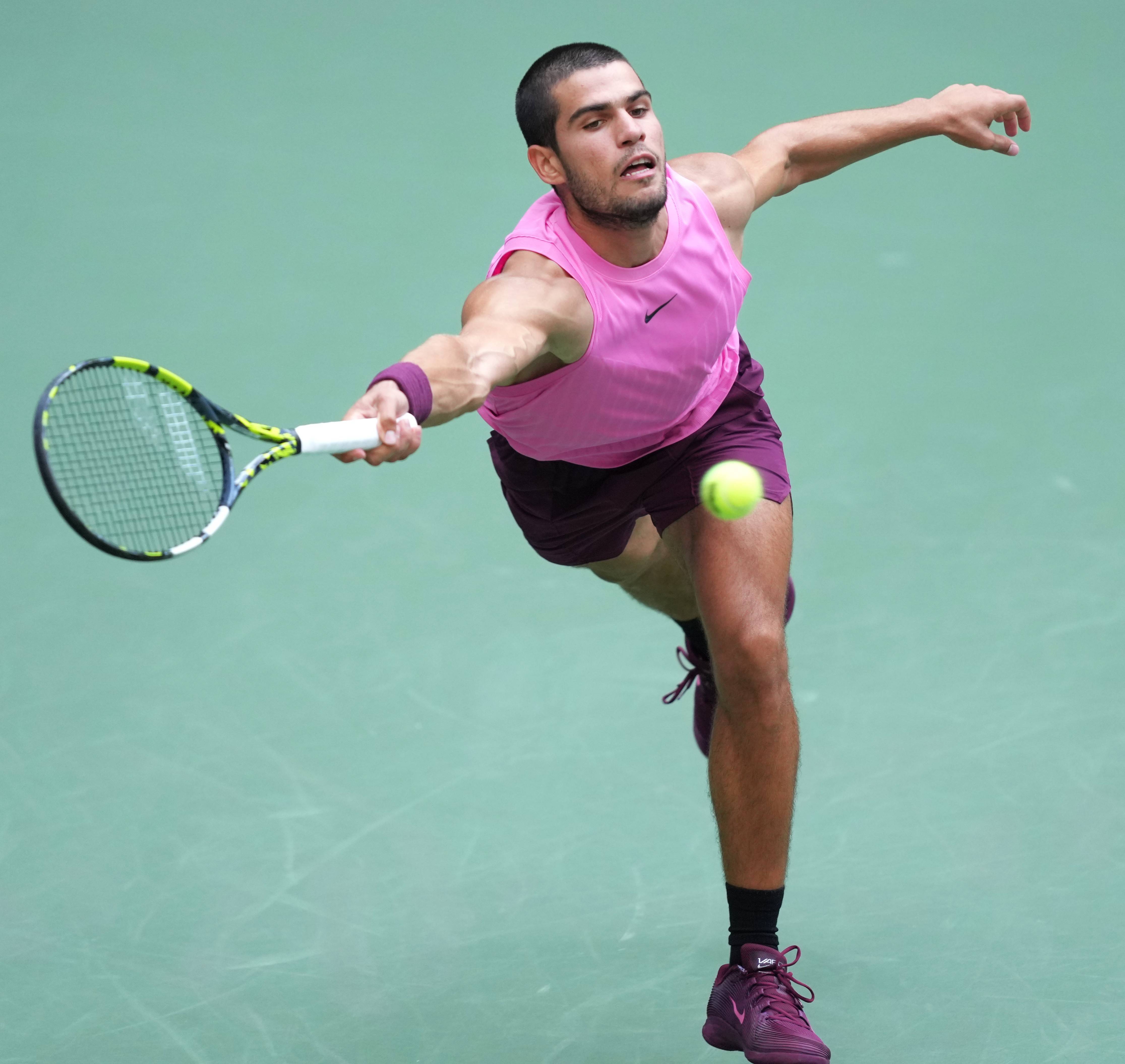 包含澳大利亚网球队血洗世界网球队，阿尔卡拉斯爆发神勇的词条