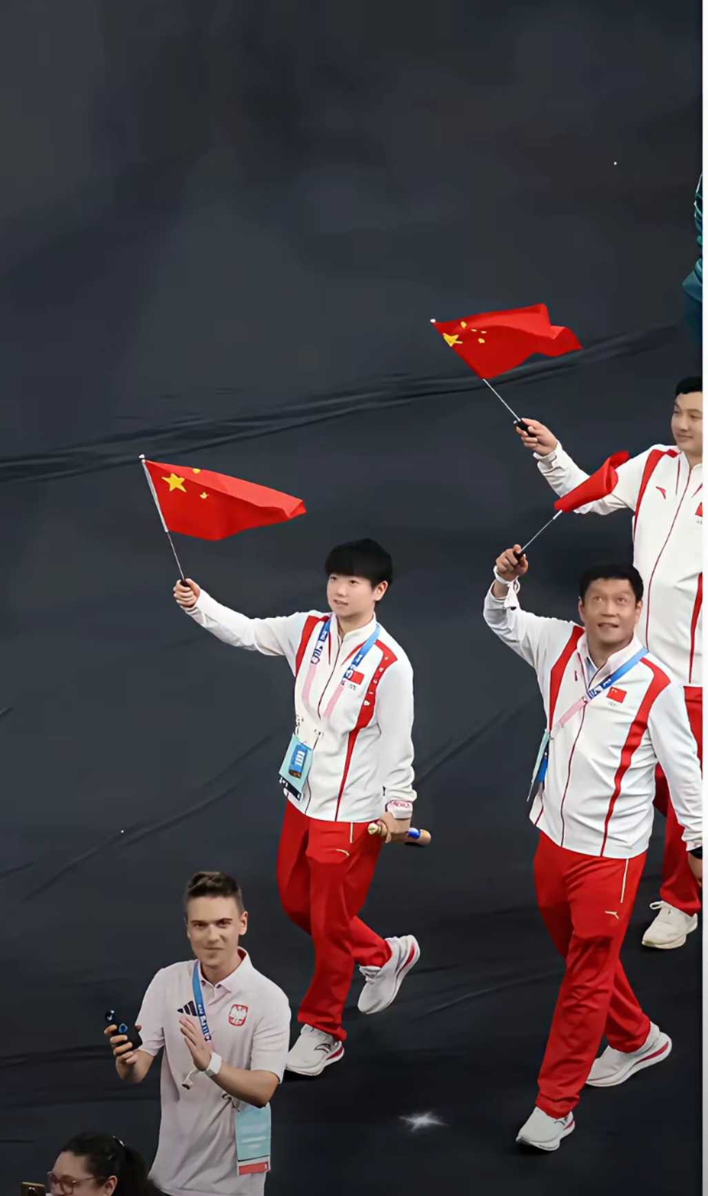 队员默契配合，合作取得佳绩